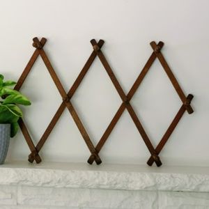 Accordion peg rack